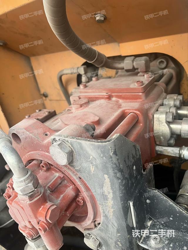 液壓泵艙室正面整體(整機(jī)外觀) 液壓泵艙室正面整體(整機(jī)外觀)