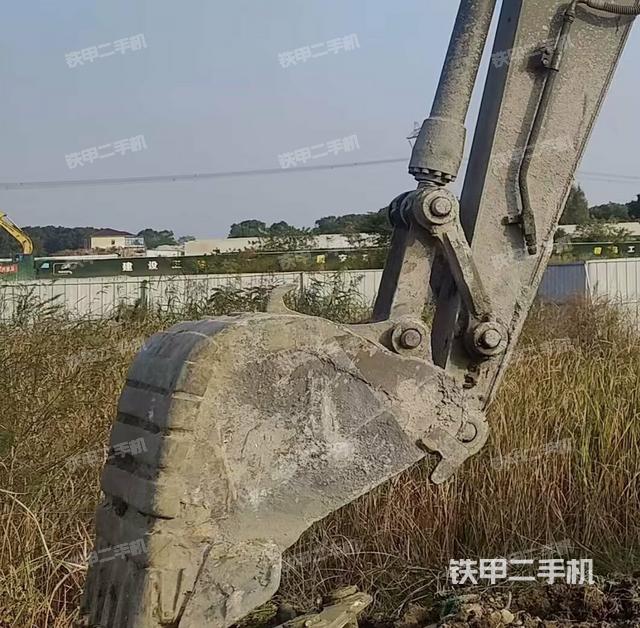 鏟斗右后整體(工作和回轉(zhuǎn)裝置) 鏟斗右后整體(工作和回轉(zhuǎn)裝置)