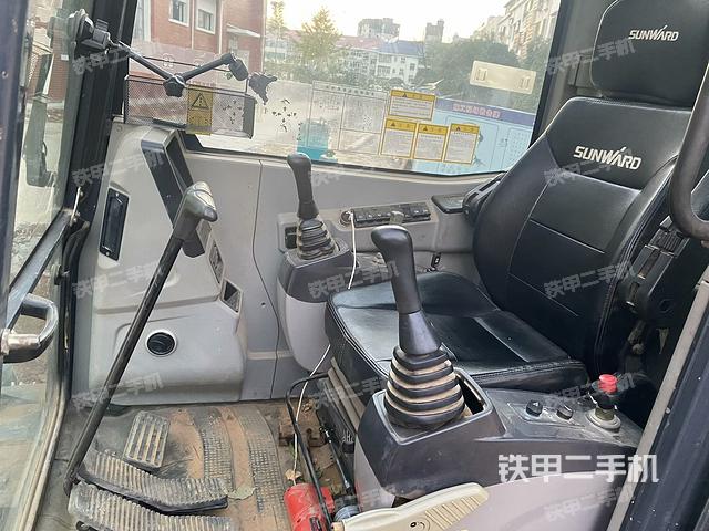 行走控制手柄和踏板?俯拍（駕駛室部分）