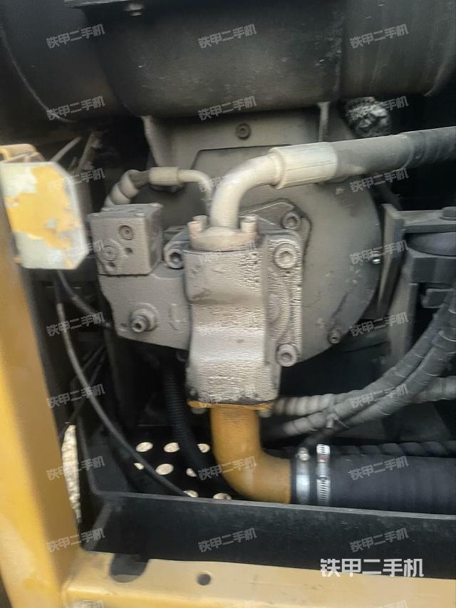 液壓泵艙室正面整體(整機外觀) 液壓泵艙室正面整體(整機外觀)