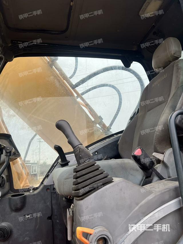 駕駛室整體(整機(jī)外觀) 駕駛室整體(整機(jī)外觀)