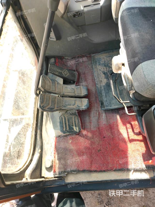 行走控制手柄和踏板?俯拍(駕駛室部分) 行走控制手柄和踏板?俯拍(駕駛室部分)