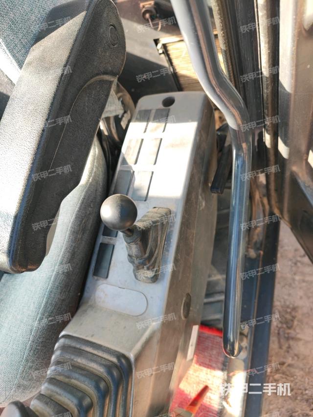 座椅右側(cè)控制臺(tái)/鑰匙門(mén)/油門(mén)/含右手柄(駕駛室部分) 座椅右側(cè)控制臺(tái)/鑰匙門(mén)/油門(mén)/含右手柄(駕駛室部分)