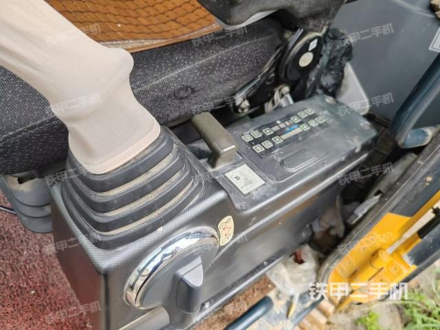 座椅左側(cè)控制臺(tái)/音響/含左手柄(駕駛室部分) 座椅左側(cè)控制臺(tái)/音響/含左手柄(駕駛室部分)