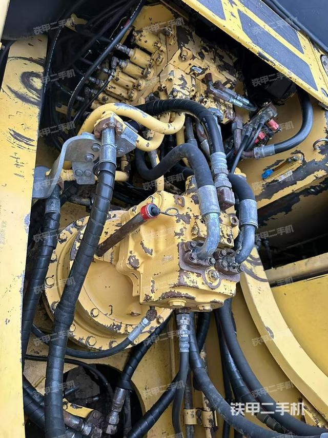 回轉(zhuǎn)馬達和主控閥（整機外觀）