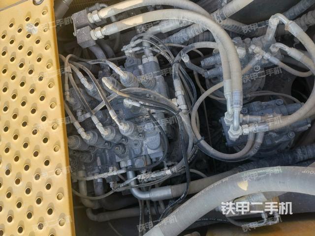 回轉(zhuǎn)馬達和主控閥(整機外觀) 回轉(zhuǎn)馬達和主控閥(整機外觀)