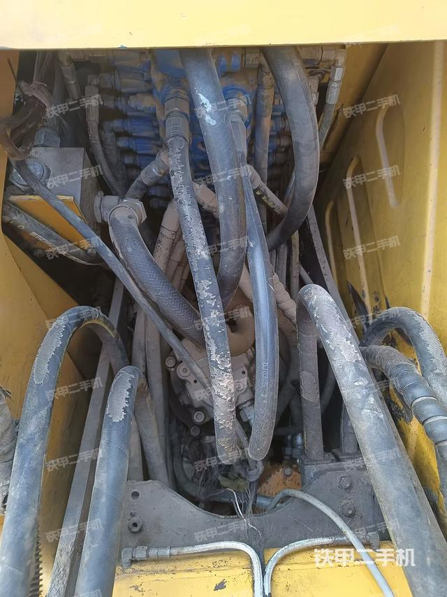 回轉(zhuǎn)馬達(dá)和主控閥(整機(jī)外觀) 回轉(zhuǎn)馬達(dá)和主控閥(整機(jī)外觀)