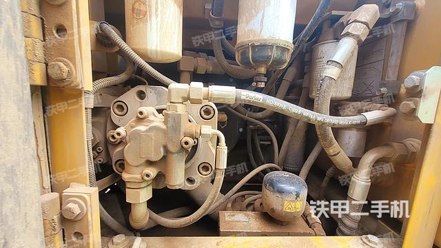 液壓泵艙室正面整體(整機外觀) 液壓泵艙室正面整體(整機外觀)