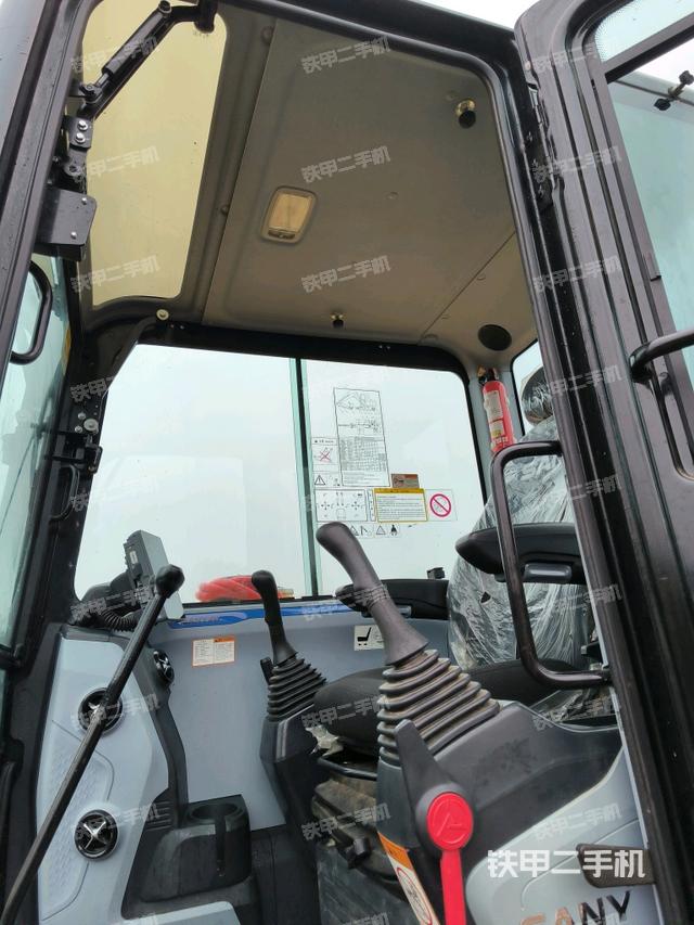 座椅右側(cè)控制臺/鑰匙門/油門/含右手柄（駕駛室部分）