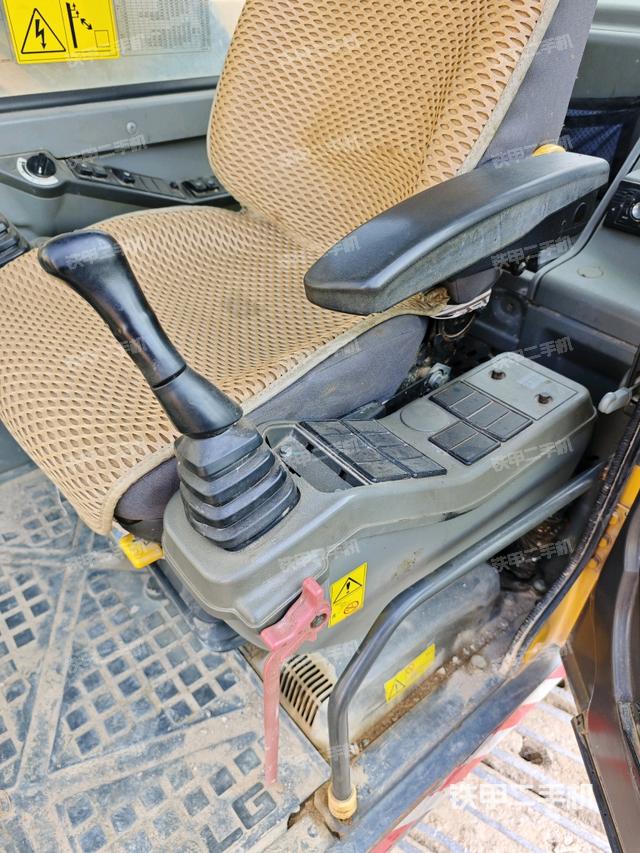 座椅左側(cè)控制臺/音響/含左手柄（駕駛室部分）