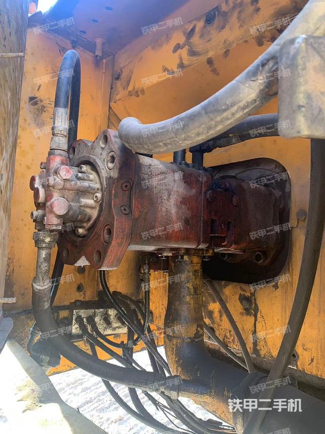 液壓泵艙室正面整體(整機(jī)外觀) 液壓泵艙室正面整體(整機(jī)外觀)