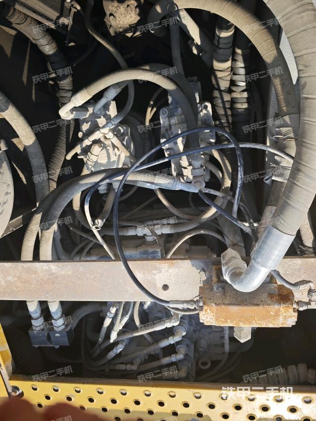 回轉(zhuǎn)馬達(dá)和主控閥（整機(jī)外觀）