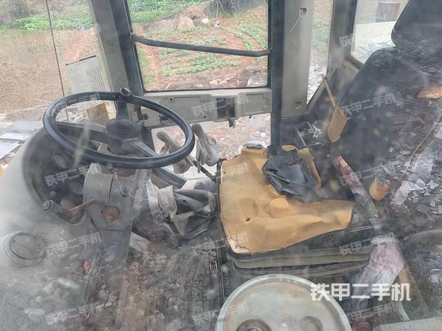 駕駛室工作臺(整機(jī)外觀及大件) 駕駛室工作臺(整機(jī)外觀及大件)