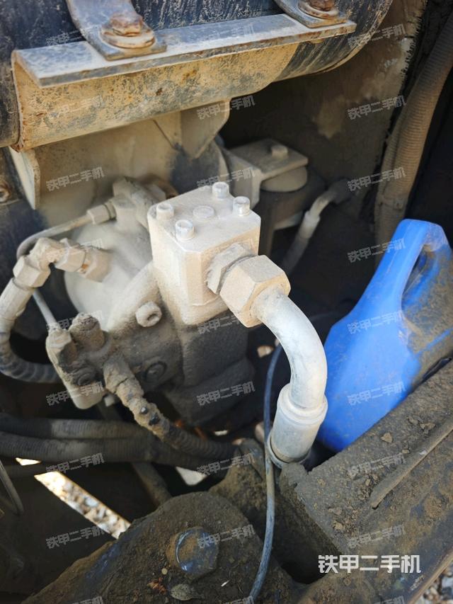液壓泵艙室正面整體(整機(jī)外觀) 液壓泵艙室正面整體(整機(jī)外觀)