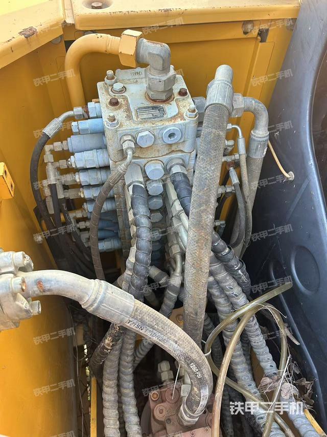 回轉(zhuǎn)馬達(dá)和主控閥（整機(jī)外觀）