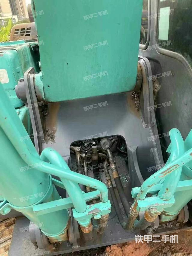 駕駛室頂部(整機外觀) 駕駛室頂部(整機外觀)