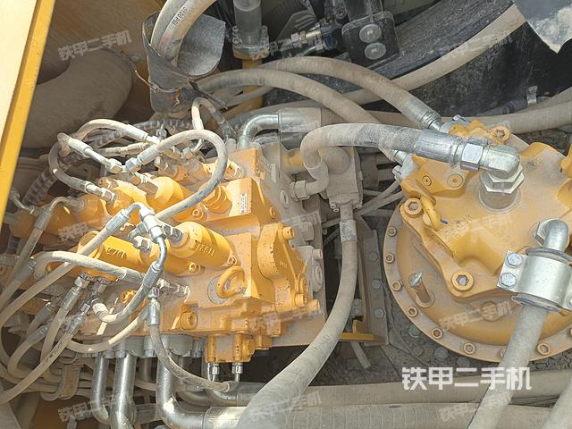 回轉(zhuǎn)馬達(dá)和主控閥(整機(jī)外觀) 回轉(zhuǎn)馬達(dá)和主控閥(整機(jī)外觀)