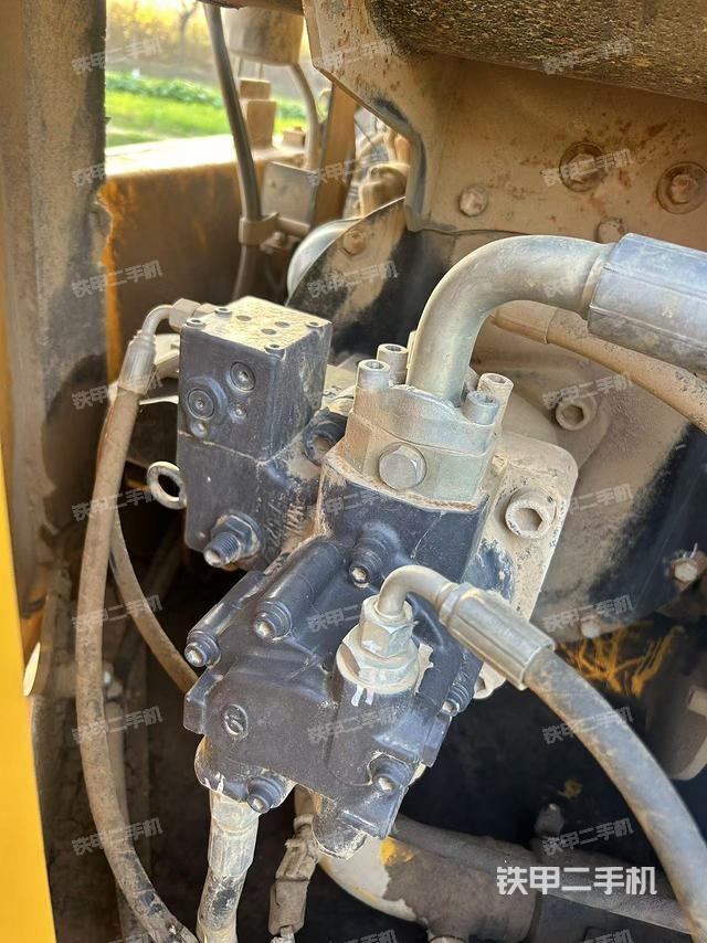 液壓泵艙室正面整體（整機(jī)外觀）