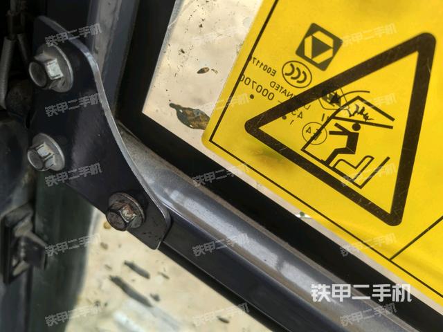 后窗玻璃角標(駕駛室部分) 后窗玻璃角標(駕駛室部分)