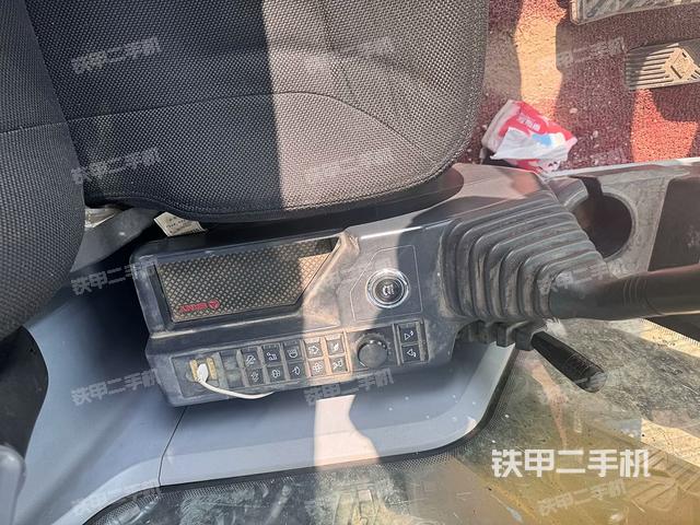 座椅左側(cè)控制臺(tái)/音響/含左手柄(駕駛室部分) 座椅左側(cè)控制臺(tái)/音響/含左手柄(駕駛室部分)
