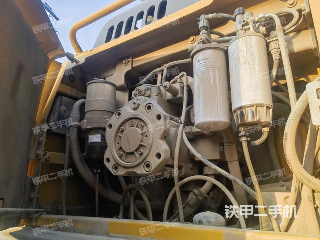 液壓泵艙室正面整體(整機外觀) 液壓泵艙室正面整體(整機外觀)