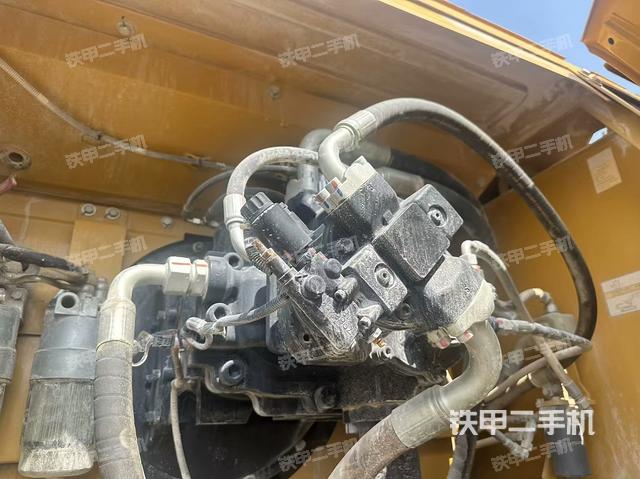 液壓泵艙室正面整體（整機外觀）