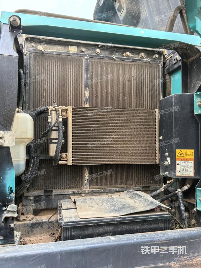 散熱器正面(大件艙室) 散熱器正面(大件艙室)