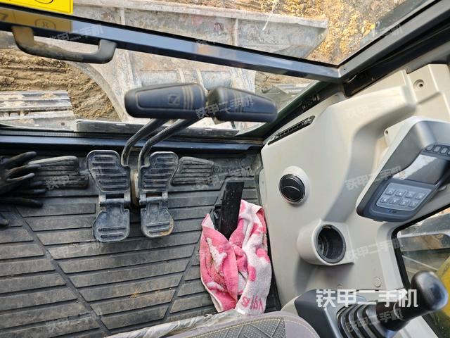行走控制手柄和踏板?俯拍（駕駛室部分）