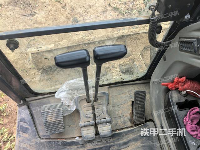 行走控制手柄和踏板?俯拍（駕駛室部分）