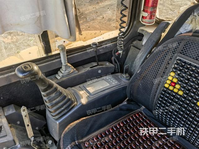 座椅右側(cè)控制臺/鑰匙門/油門/含右手柄(駕駛室部分) 座椅右側(cè)控制臺/鑰匙門/油門/含右手柄(駕駛室部分)