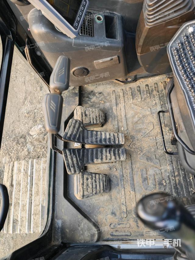 行走控制手柄和踏板?俯拍（駕駛室部分）