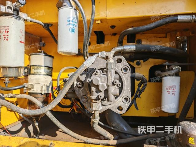 液壓泵艙室正面整體（整機外觀）