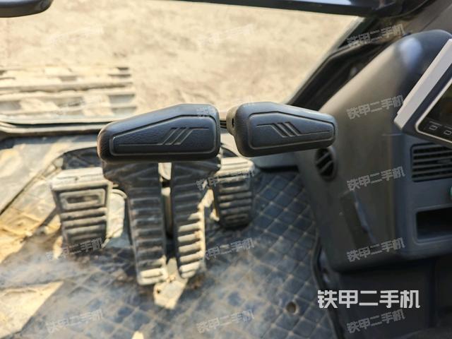 行走控制手柄和踏板?俯拍(駕駛室部分) 行走控制手柄和踏板?俯拍(駕駛室部分)