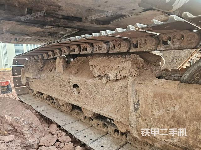 單側(cè)履帶整體(整機(jī)外觀) 單側(cè)履帶整體(整機(jī)外觀)