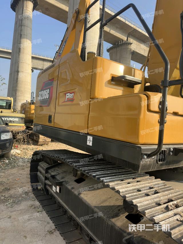 駕駛室頂部（整機外觀）