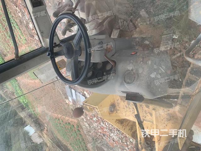 駕駛室操作臺(整機(jī)外觀及大件) 駕駛室操作臺(整機(jī)外觀及大件)