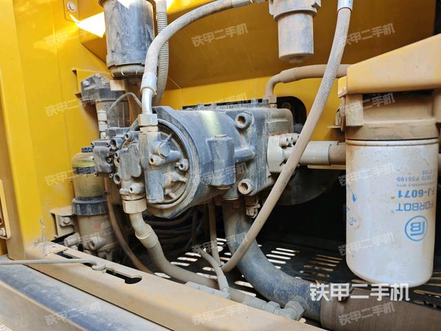 液壓泵艙室正面整體(整機外觀) 液壓泵艙室正面整體(整機外觀)