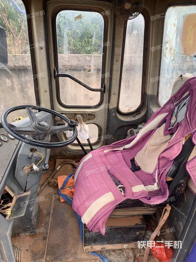 駕駛室操作臺(tái)(整機(jī)外觀及大件) 駕駛室操作臺(tái)(整機(jī)外觀及大件)