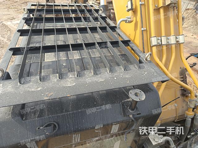 駕駛室頂部(整機(jī)外觀) 駕駛室頂部(整機(jī)外觀)