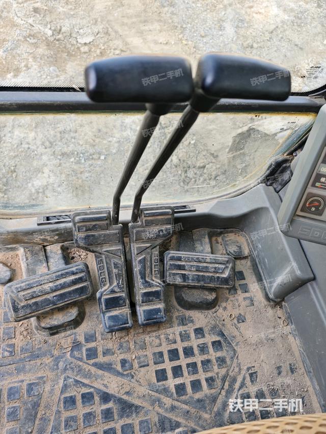 行走控制手柄和踏板?俯拍（駕駛室部分）
