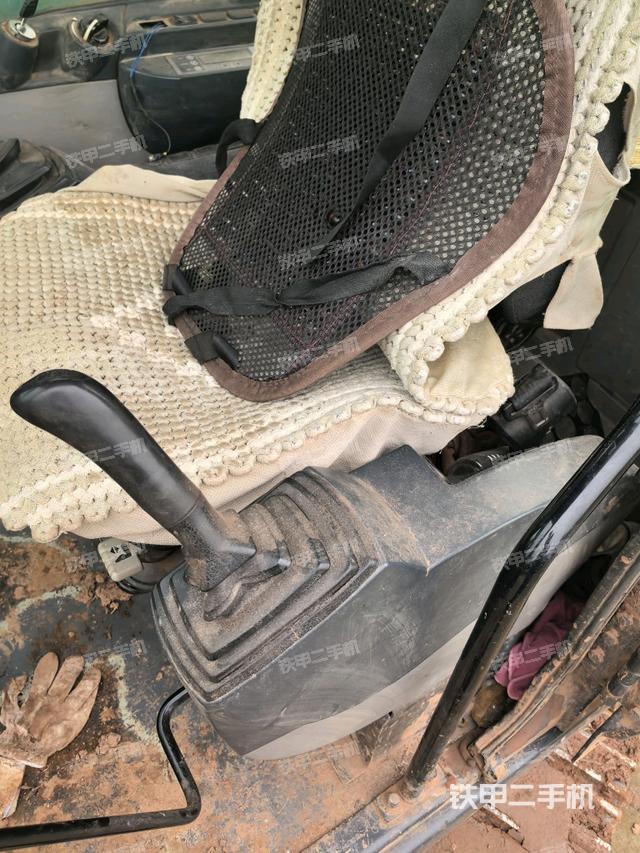 座椅右側(cè)控制臺(tái)/鑰匙門/油門/含右手柄(駕駛室部分) 座椅右側(cè)控制臺(tái)/鑰匙門/油門/含右手柄(駕駛室部分)