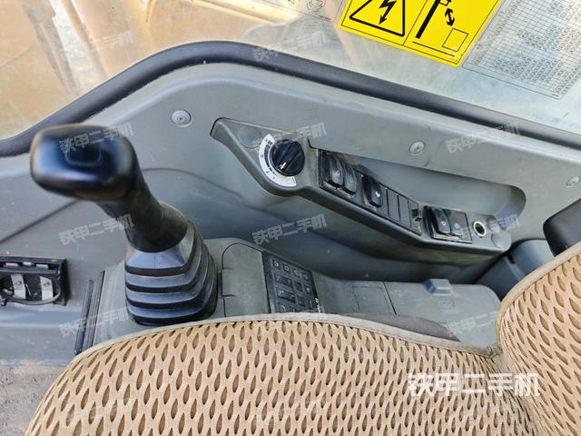 座椅右側(cè)控制臺/鑰匙門/油門/含右手柄（駕駛室部分）