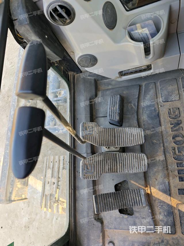 行走控制手柄和踏板?俯拍（駕駛室部分）