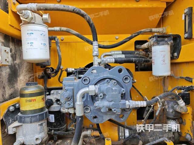 液壓泵艙室正面整體（整機外觀）