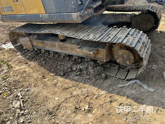 單側(cè)履帶整體(整機(jī)外觀) 單側(cè)履帶整體(整機(jī)外觀)