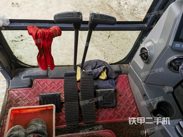 行走控制手柄和踏板?俯拍(駕駛室部分) 行走控制手柄和踏板?俯拍(駕駛室部分)