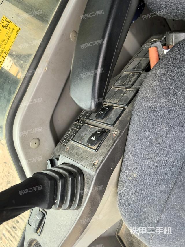 座椅右側(cè)控制臺/鑰匙門/油門/含右手柄（駕駛室部分）