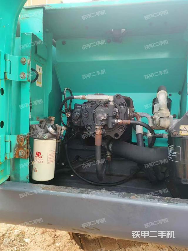 液壓泵艙室正面整體(整機外觀) 液壓泵艙室正面整體(整機外觀)