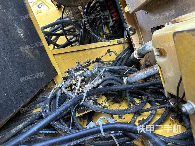 駕駛室頂部(整機(jī)外觀) 駕駛室頂部(整機(jī)外觀)