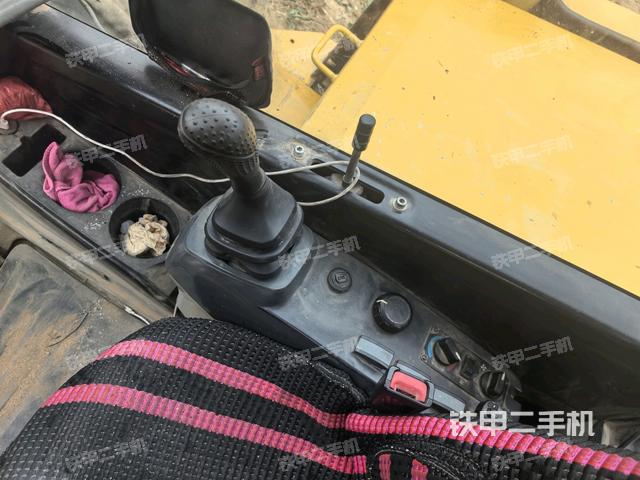 座椅右側(cè)控制臺(tái)/鑰匙門(mén)/油門(mén)/含右手柄（駕駛室部分）